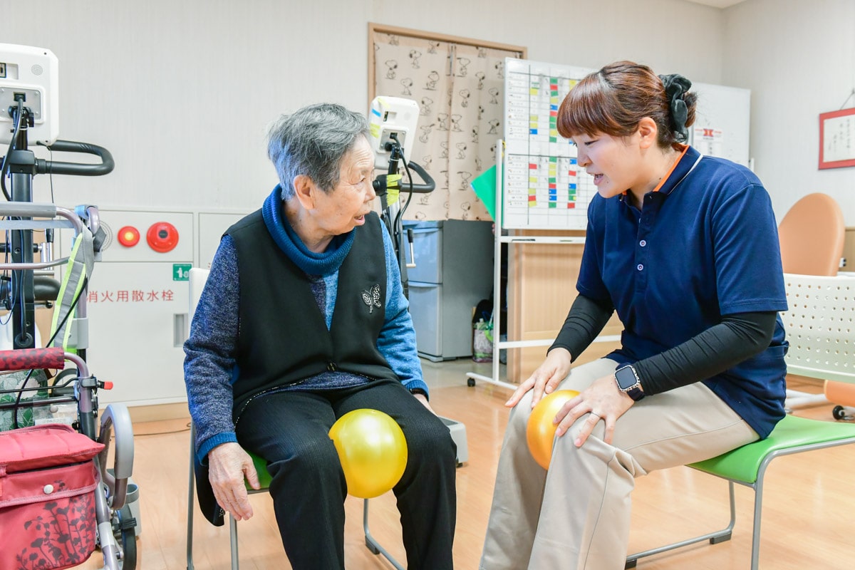 ライフフィットネスクラブのスタッフと利用者の様子