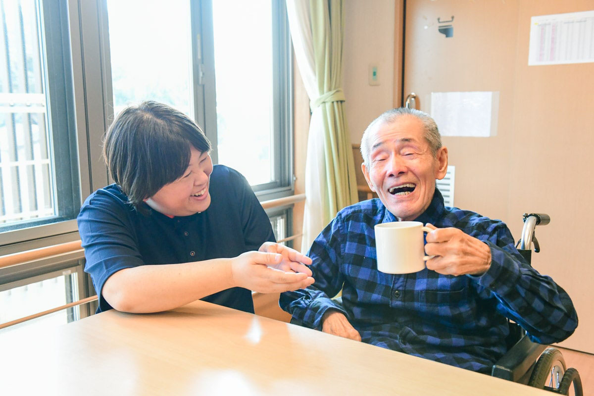 なごみの郷のスタッフと利用者の談笑