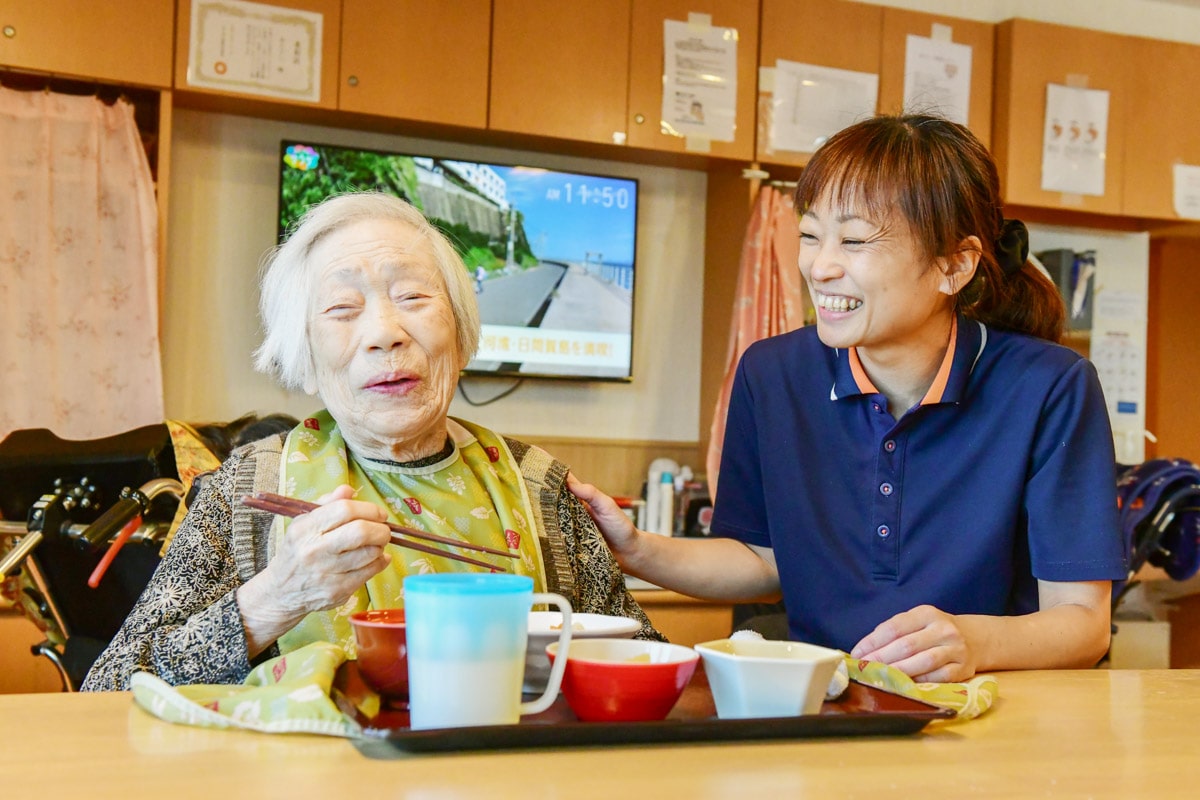 ショートステイのスタッフと利用者の様子